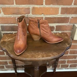 Frye “Reina” leather ankle booties NWOT